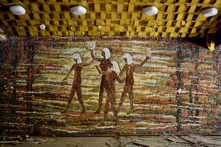 Sukces mieszkańców! Po petycji mozaika z opuszczonego ośrodka ozdobi centrum Poznania. Wcześniej z farby wyczyścili ją aktywiści