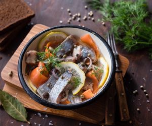 Jak zrobić śledzie matias mrożone? Przepis na holenderski przysmak