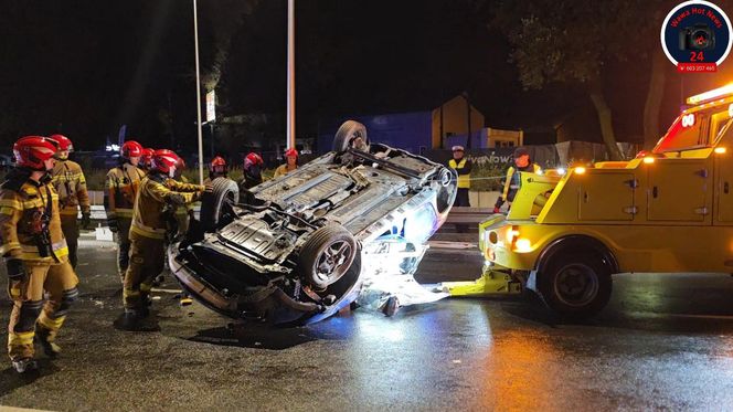 Auto rosyjskiej ambasady dachowało w Warszawie! Odłamki uszkodziły inne pojazdy