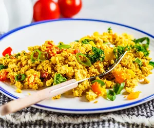 Kalafiornica, czyli wegańska jajecznica bez jajek. Łatwy przepis i pyszny smak 