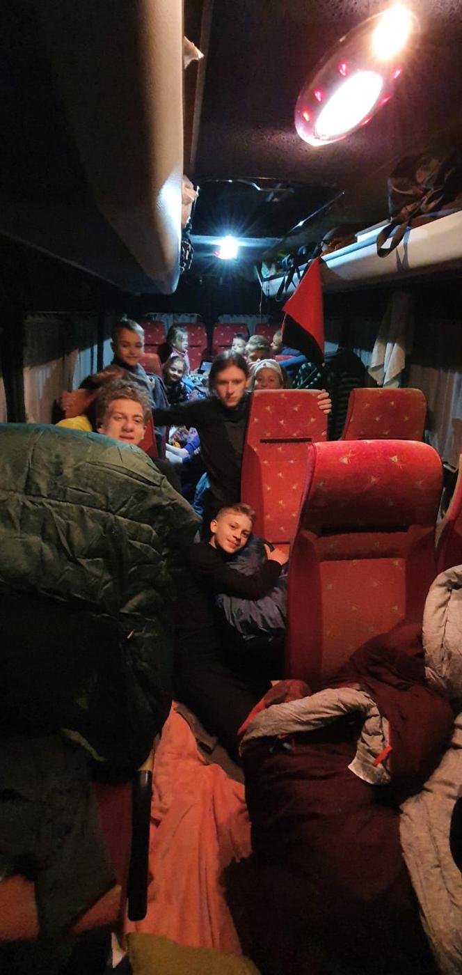 Autobus 15-osobowej rodziny zastępczej z Zabrza spłonął w drodze. Z pomocą przyszli dobrzy ludzie