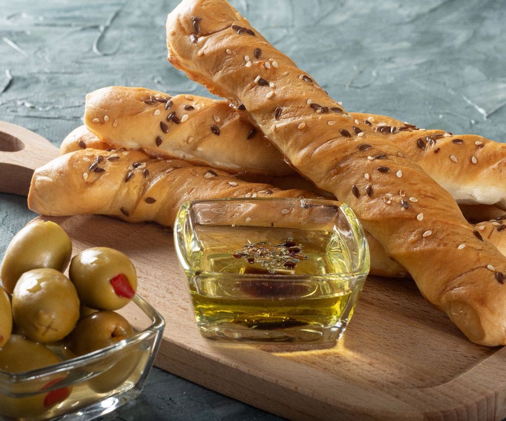 Paluchy z ciasta pizzowego:  przepis na domowe grissini za grosze