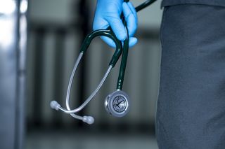 Większa ochrona personelu medycznego. Ministerstwo Zdrowia wprowadza zmiany systemowe i nowe przepisy dotyczące bezpieczeństwa ratowników medycznych