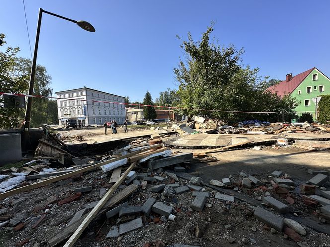 Stronie Śląskie przed i po powodzi. Aż trudno uwierzyć, że to te same miejsca. Zdjęcia odbierają mowę 