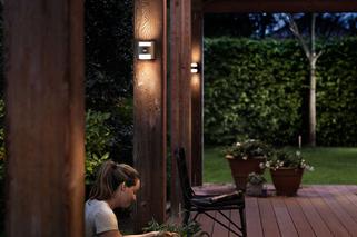 Lampa zewnętrzna z czujnikiem ruchu: praktyczne oświetlenie wokół domu