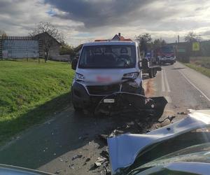 Wypadek na łuku drogi niedaleko Sławy. Dwie osoby poszkodowane