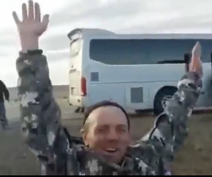 Pijani rosyjscy poborowi leją wódkę pod autobusem. Dokąd jedziemy? Ch** wie! [WIDEO]