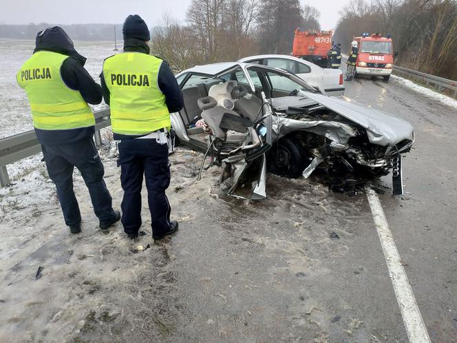 DW 670. Bieniowce - Dąbrowa Białostocka. Wypadek na DW 670. Czołowe zderzenie audi z volkswagenem. Trzy osoby w szpitalu [ZDJĘCIA]