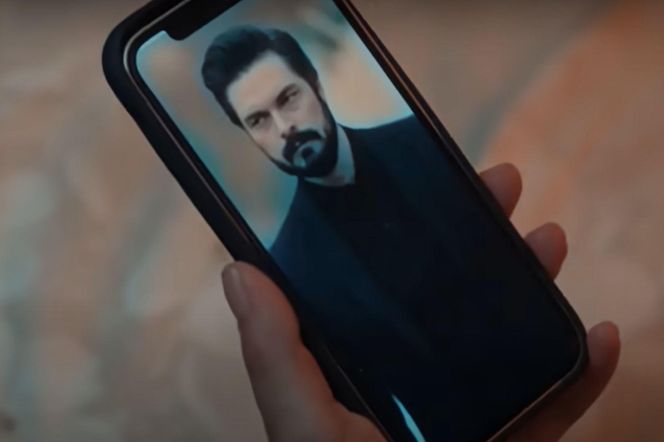 Aynur wpatruje się w zdjęcie Yamana jak w obrazek 