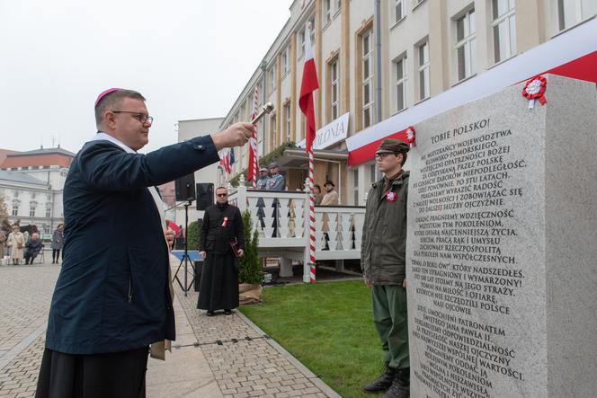 W Toruniu odsłonięto piękną tablicę upamiętniającą obchody 100-lecia odzyskania niepodległości