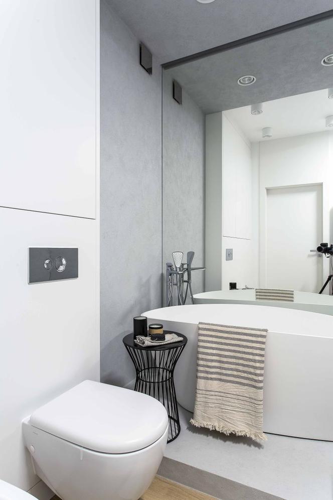 Wanna wolnostojąca i beton – nowoczesna łazienka w matowym wykończeniu
