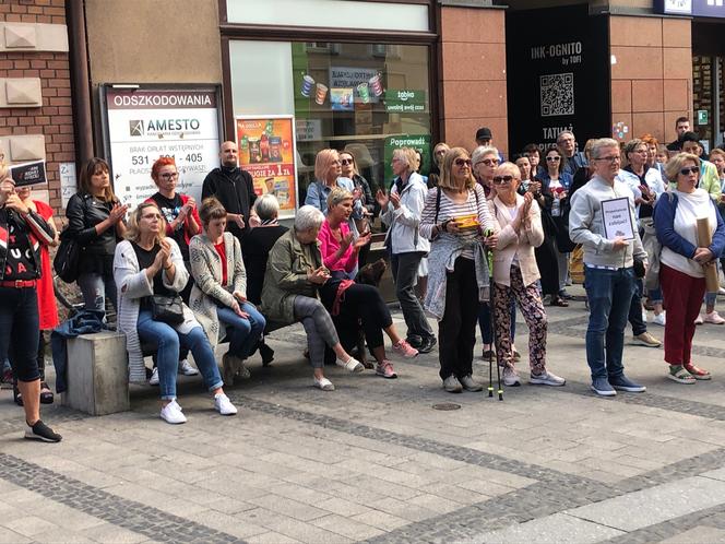 Protest „Ani Jednej Więcej!” w Rybniku. Protestowano przed biurem PiS [ZDJĘCIA]