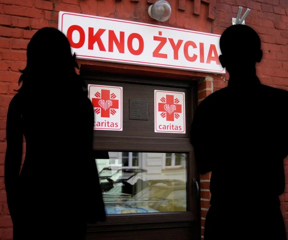 Noworodek w ciężkim stanie w oknie życia. Rodzice zatrzymani