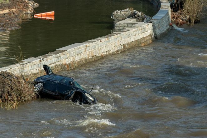 Sprzątanie po powodzi w miejscowości Lądek-Zdrój