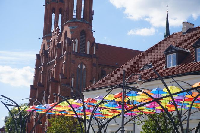 Kolorowe parasolki nad Kilińskiego w Białymstoku