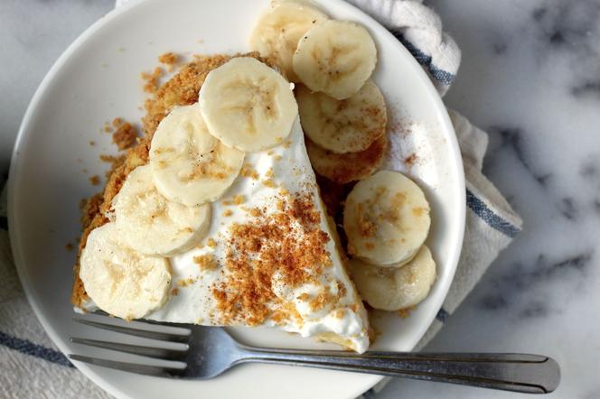 Ciasto z kremem jogurtowym i bananami. Efektowny biszkopt na każdą okazję 