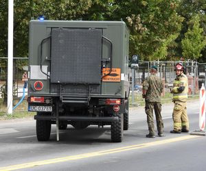 Śmiertelnie niebezpieczne znalezisko na budowie. Wstrzymany ruch pociągów i autobusów