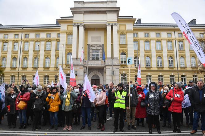 Pod KPRM protestują pracownicy budżetówki