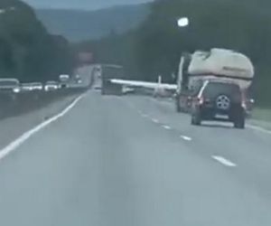 Samolot lądował na zatłoczonej trasie między autami! Wideo mrozi krew w żyłach