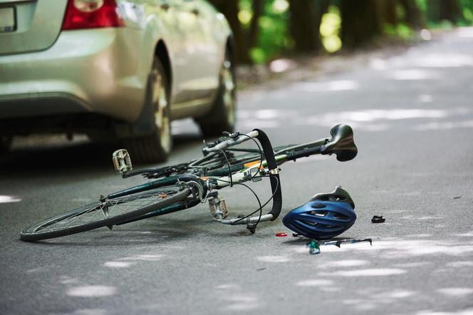 Wielka tragedia, rowerzysta wjechał pod pędzące auto. 67-latek nie miał szans na przeżycie
