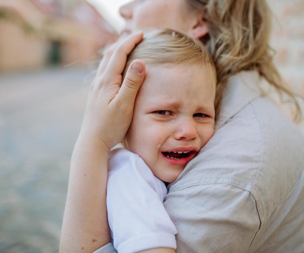 Twoje dziecko wciąż chce na ręce? Psycholog radzi jak odmówić nie mówiąc nie