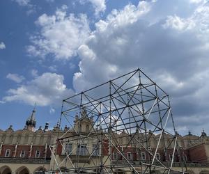 Kontrowersyjna budowa na Rynku Głównym w Krakowie. Mieszkańcy podzieleni