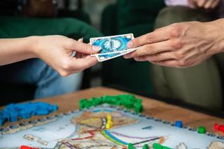 TOP 5 planszówek, w które można zagrać całą rodziną! Najlepsze gry planszowe dla dzieci i dorosłych 2024