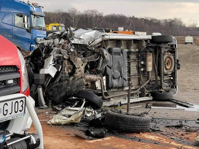 Kierowca audi i rowerzysta w stanie ciężkim! Makabra pod Sochaczewem [ZDJĘCIA]
