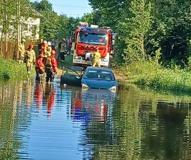 Świętokrzyskie: Pijany 26-latek ucieczkę przed policją zakończył w rzece