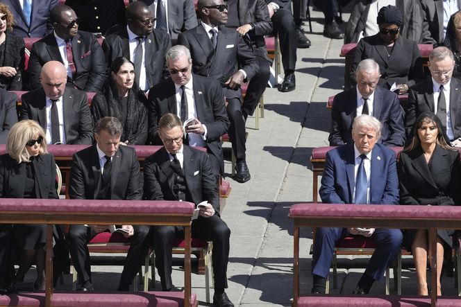 Gafy polityków na pogrzebie papieża Franciszka! Telefony i stroje