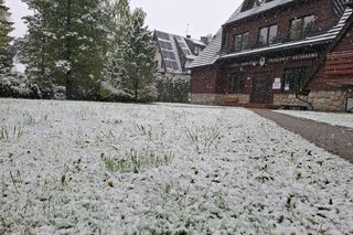 Potężne opady śniegu w Zakopanem! Jest źle, a będzie jeszcze gorzej. Trudne warunki na drogach [GALRIA, WIDEO]