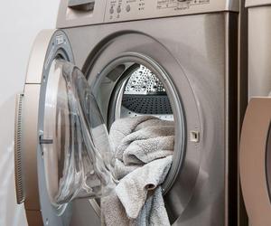Wiedzieliście, że pralki mają ukrytą funkcję? Oto, do czego służy niepozory haczyk