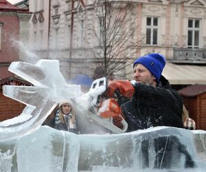 Rekordziści Guinnessa w rzeźbieniu w lodzie na przemyskim jarmarku świątecznym