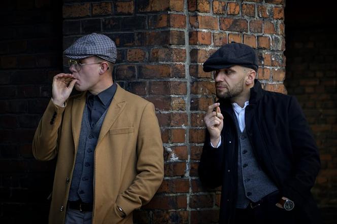 Hip-hopowy duet z Tarnowskich Gór w sesji w stylu serialu "Peaky Blinders"