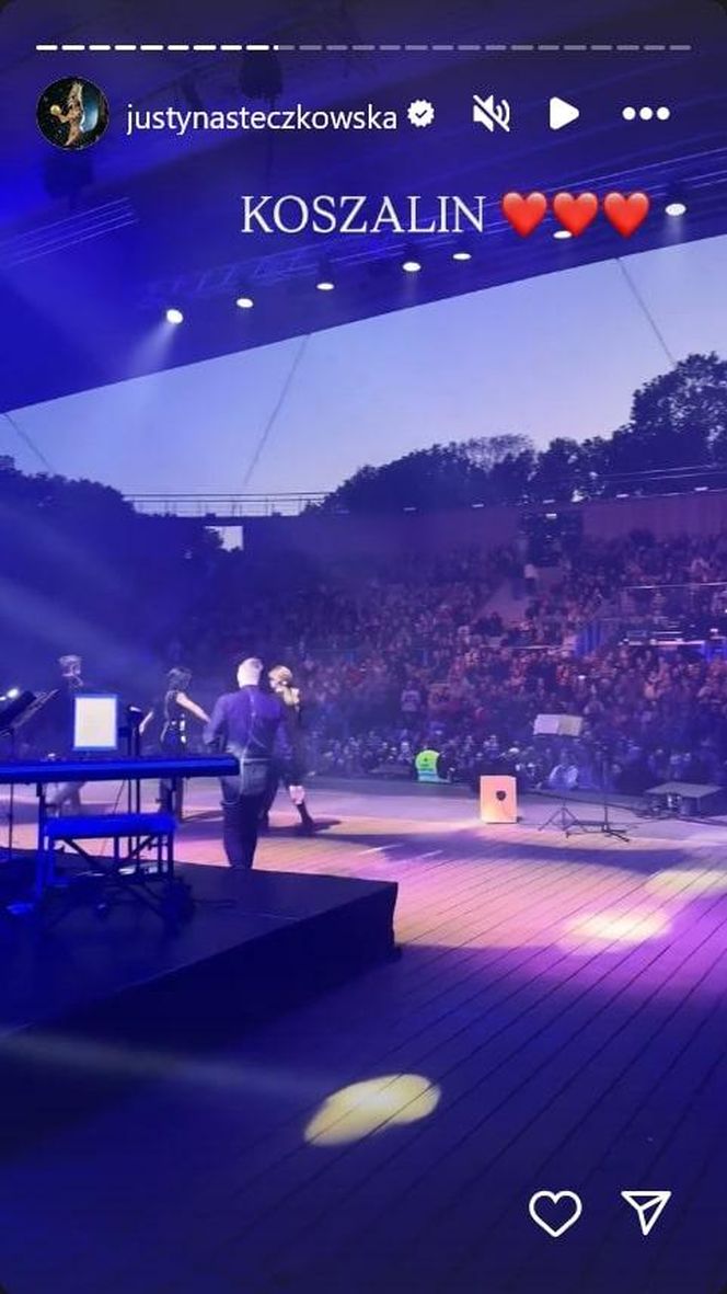 Justyna Steczkowska niczym papież! Gwiazda wyciąga rękę do fanów ze swojego jusiamobile