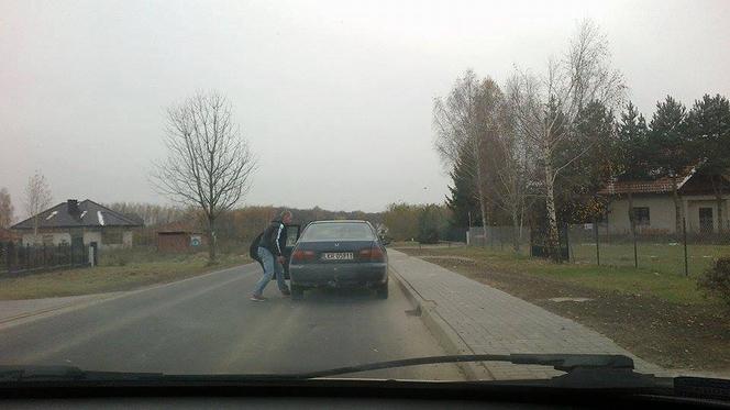 Przywiązał psa do samochodu i ciągnął przez 2 km