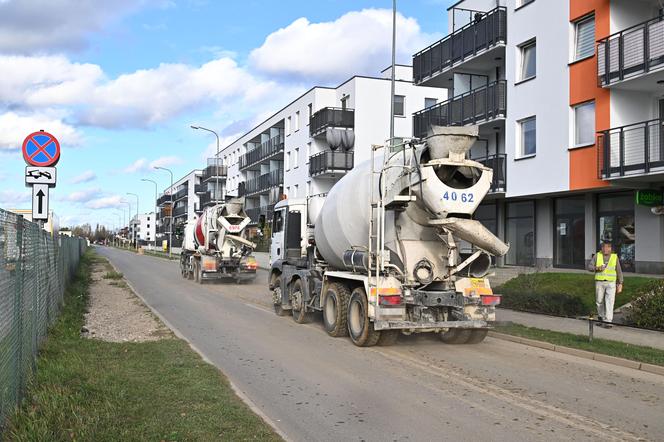  Ciężarówki nie dają żyć mieszkańcom osiedla na Białołęce. "To jest makabra" 