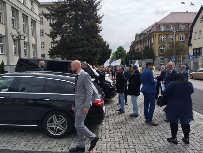 Konferencja prasowa hutników przed Ministerstwem Przemysłu w Katowicach