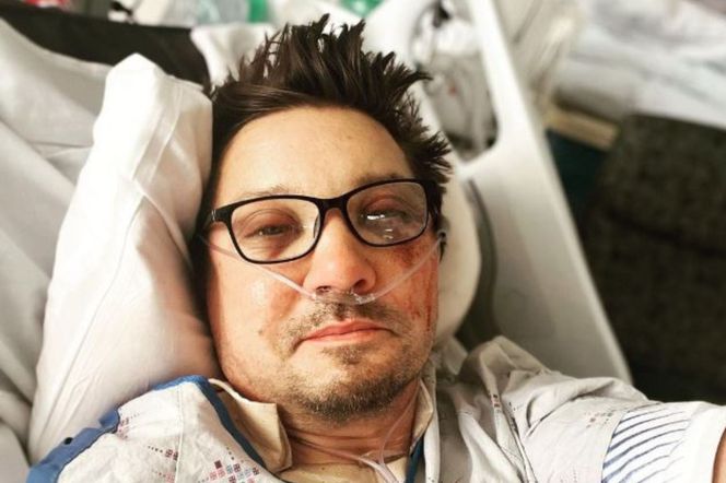 Jeremy Renner pozdrawia fanów ze szpitala. Pokazał, jak wygląda po tragicznym wypadku