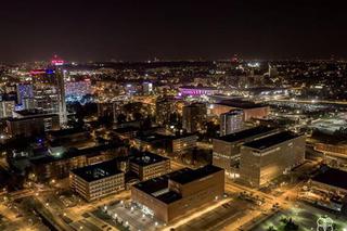 Centrum Katowic nocą od SKEye, czyli z drona