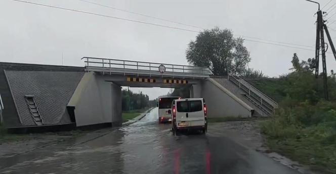 Zagrożenie powodziowe w Śląskiem. Zalane drogi, lokalne podtopienia w całym regionie