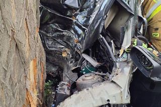 Śmiertelny wypadek pod Skierniewicami. 68-latek uderzył w drzewo [ZDJĘCIA].