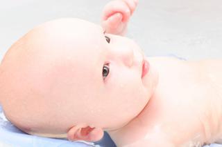 Pielęgnacja włosów niemowlaka: jak myć włosy niemowlakowi? 