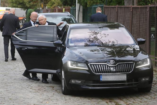 Jarosław Kaczyński jeździ Skodą Superb