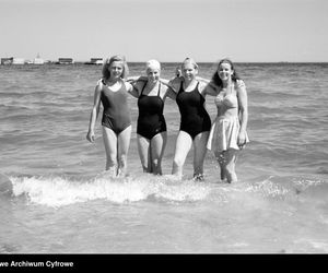 QUIZ PRL. Seksbomby znad Bałtyku. W czym opalały się nasze matki i babki? 15 pytań o plażowanie w stylu PRL