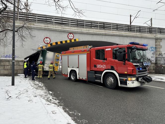 Totalna demolka na Targowej. Wpakował się pod niski wiadukt, ze skrzyni zostały strzępy