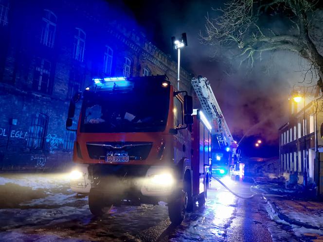 Nocny pożar na pl. Wałowym w Gdańsku. Strażacy gasili ogień do rana