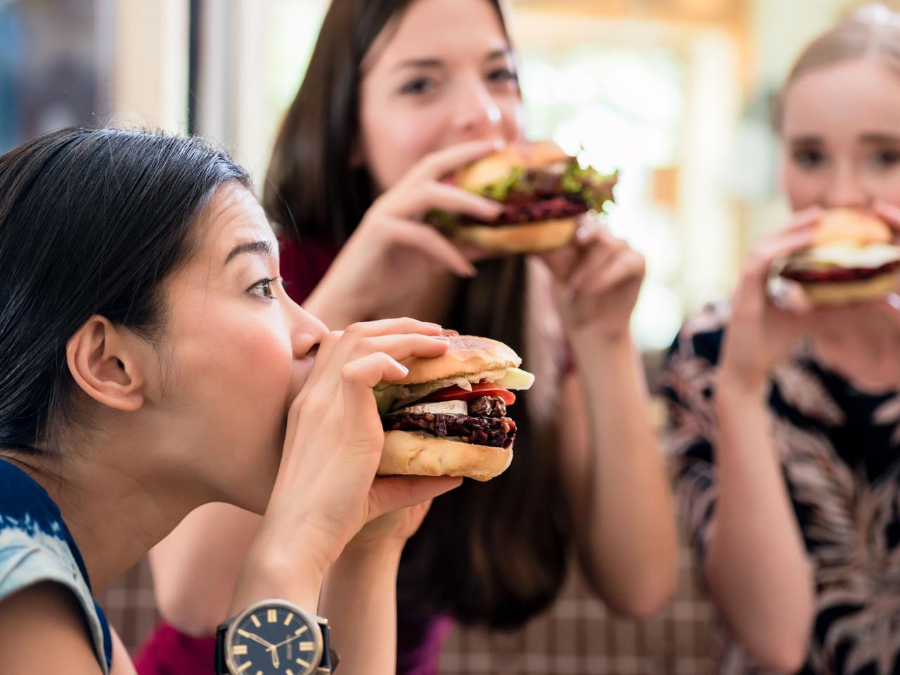 Domowy FAST FOOD - najlepsze przepisy na hamburgery, kebaby i szybkie przekąski na ciepło