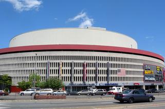 Fałszywa bomba w Queens Place Mall wywołała panikę. Ewakuacja centrum handlowego