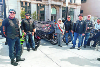 Ten pomnik musi tu zostać na wieki!